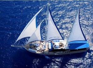 رحلة بحرية مسائية على مركب sina dream في شرم الشيخ