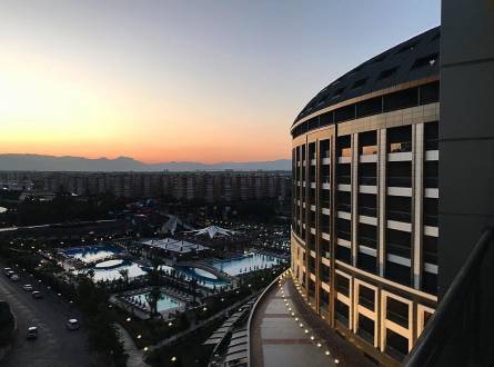 فنادق انطاليا 5 نجوم لارا والاستمتاع بمنظر البحر الرائع