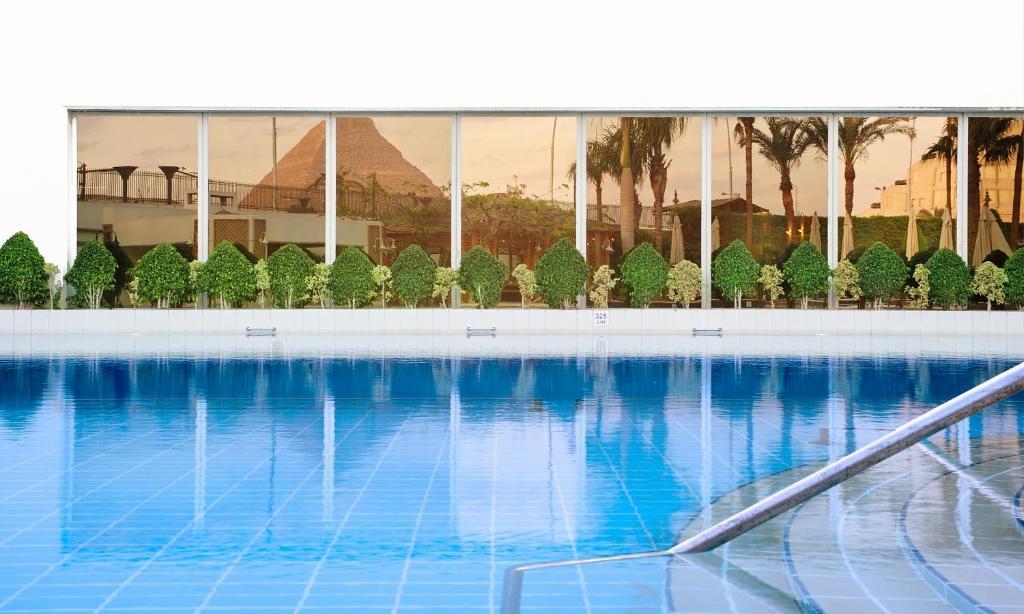حمام سباحة فندق ميركيور الهرم
